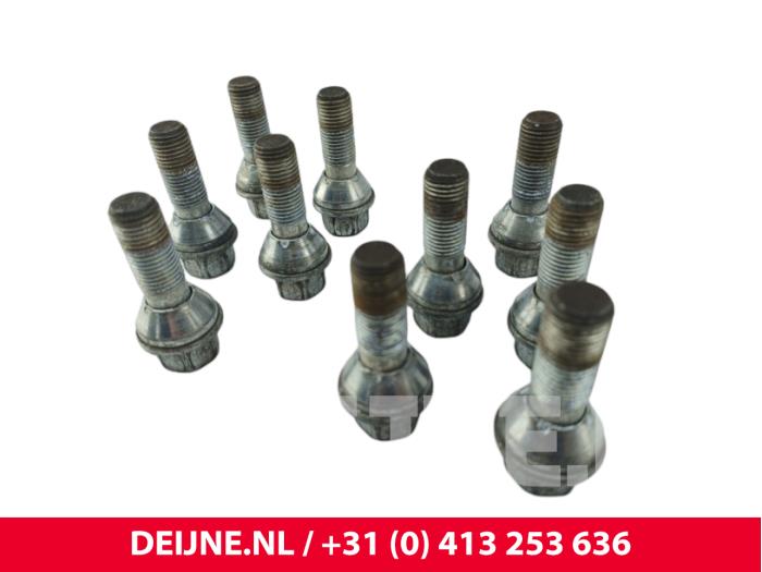 Gebruikte Wielbout Volvo V70 (SW) 2.4 D5 20V Prijs € 15,00 Margeregeling aangeboden door van Deijne Onderdelen Uden B.V.