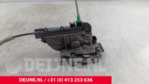 Mercedes eVito Deurslot Mechaniek 2Deurs links O292716 foto 2