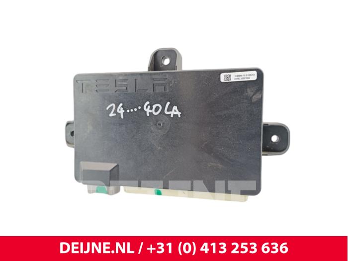 Gebruikte Deur module Tesla Model X P90D Prijs € 78,65 Inclusief btw aangeboden door van Deijne Onderdelen Uden B.V.