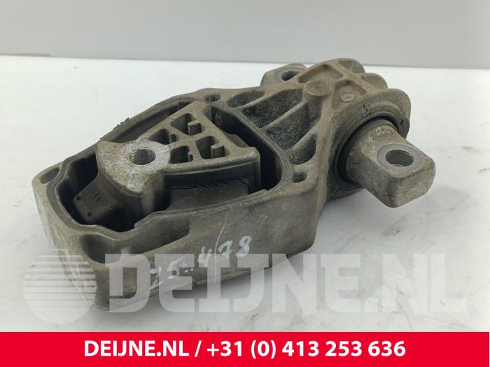 Gebruikte Versnellingsbak Steun Mercedes Sprinter 3t (910.6) 211 CDI 2.1 D FWD Prijs € 12,10 Inclusief btw aangeboden door van Deijne Onderdelen Uden B.V.