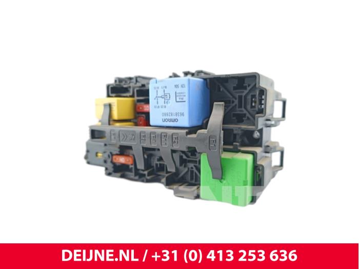 Opel Vivaro Fuse box O294130
