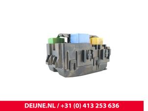 Opel Vivaro Fuse box O294130 photo 2