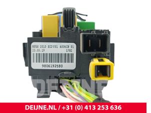 Opel Vivaro Fuse box O294130 photo 3