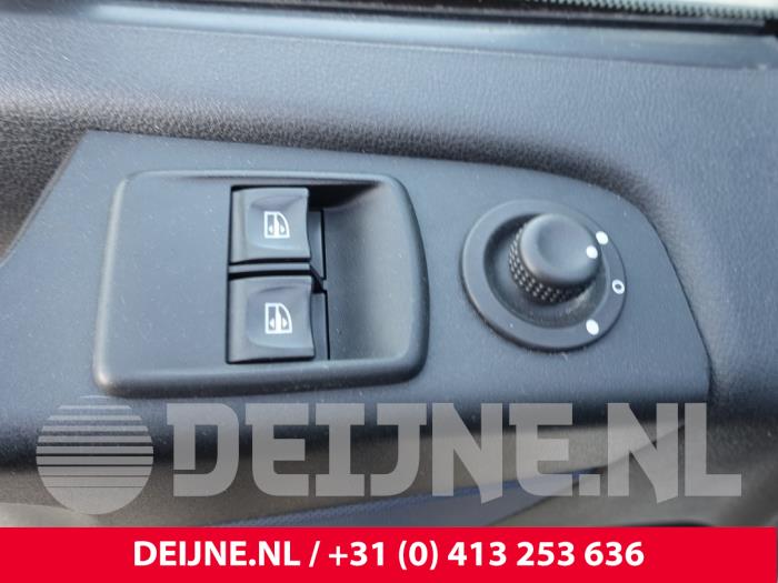 Opel Vivaro Electric window switch O295198
