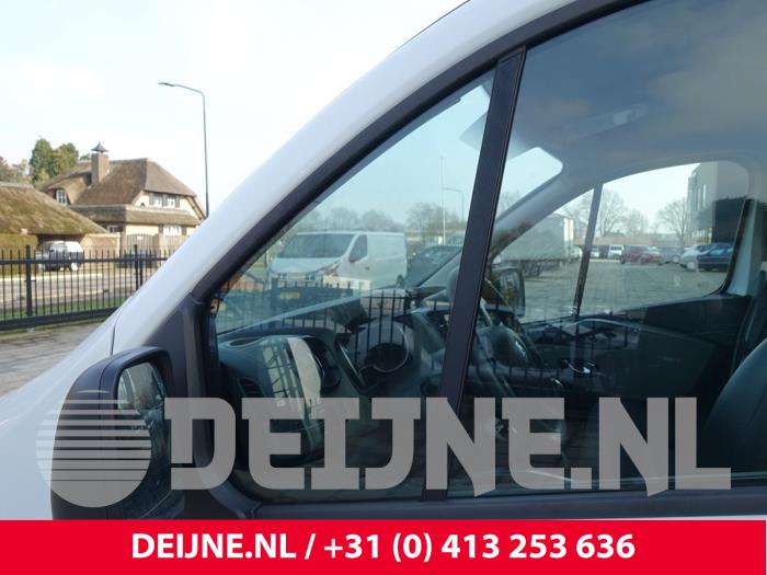 Renault Trafic Driehoeks Ruit links-voor O295386