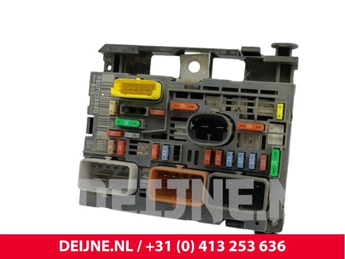 Peugeot Partner Fuse box O298067