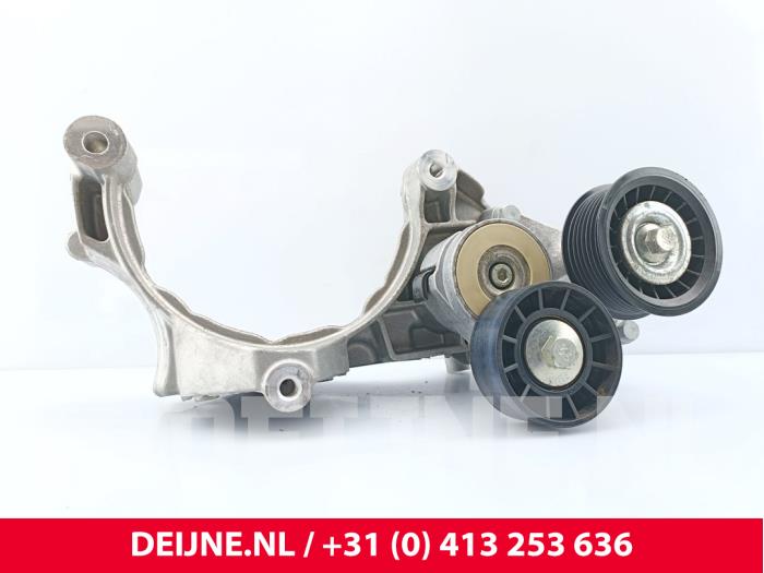 Gebruikte Dynamosteun boven Iveco New Daily VI 33S14, 35C14, 35S14 Prijs € 48,40 Inclusief btw aangeboden door van Deijne Onderdelen Uden B.V.