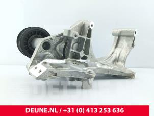 Iveco New Daily Dynamosteun boven O298609 foto 2
