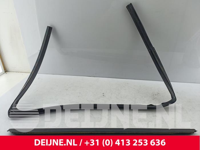 Mercedes Vito Portierrubber 2Deurs rechts O298690