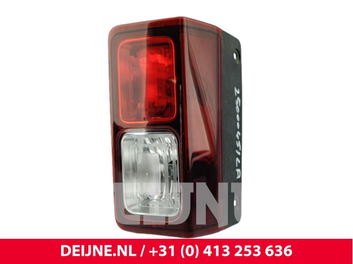 Nissan NV300 Rücklicht links O300139