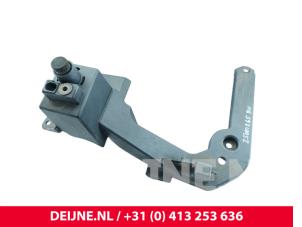 Volvo C40 Front right screen carrier O300585 photo 2