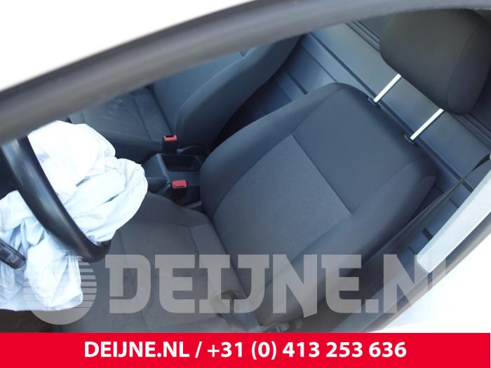 Volkswagen Caddy Sitz links O300836