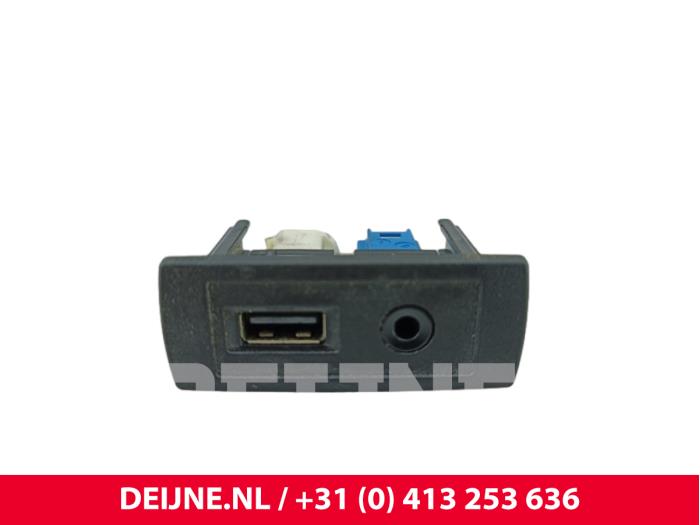 Mercedes Vito AUX / USB-Anschluss O301013