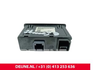 Opel Vivaro AUX / USB-Anschluss O301490 foto 2