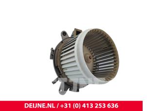 Toyota Pro-Ace Heating and ventilation fan motor O302000 photo 3