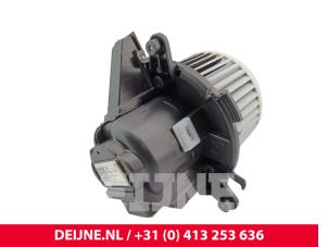 Toyota Pro-Ace Heating and ventilation fan motor O302000 photo 2