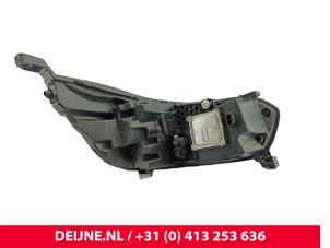 Nissan Primastar Koplamp links O302093 foto 3