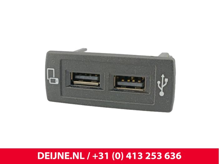 Mercedes eVito AUX / USB-Anschluss O302513