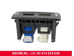 Mercedes eVito AUX / USB connection O302513 photo 2