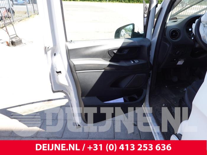 Mercedes Vito Türverkleidung 2-türig links O302560