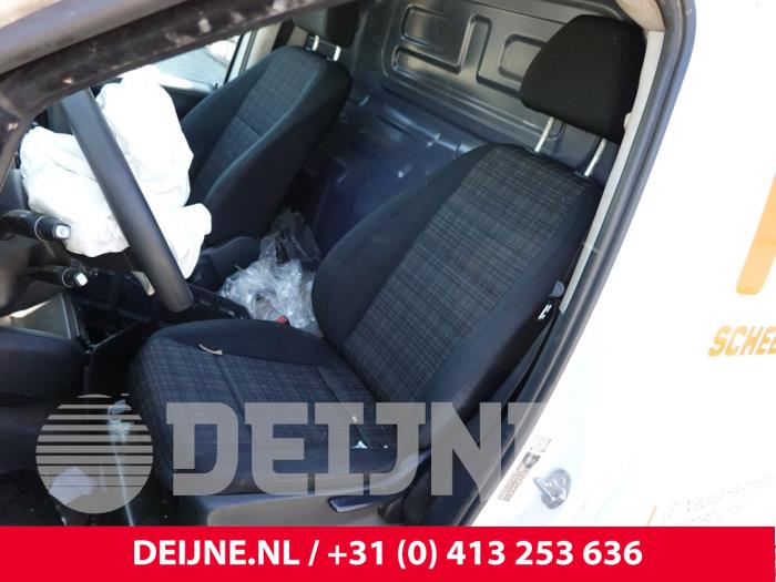 Mercedes Vito Sitz links O302576