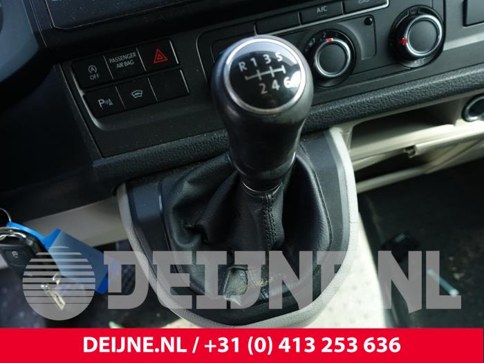 Gebruikte Versnellingspook Volkswagen Transporter T6 2.0 TDI 150 Prijs € 108,90 Inclusief btw aangeboden door van Deijne Onderdelen Uden B.V.