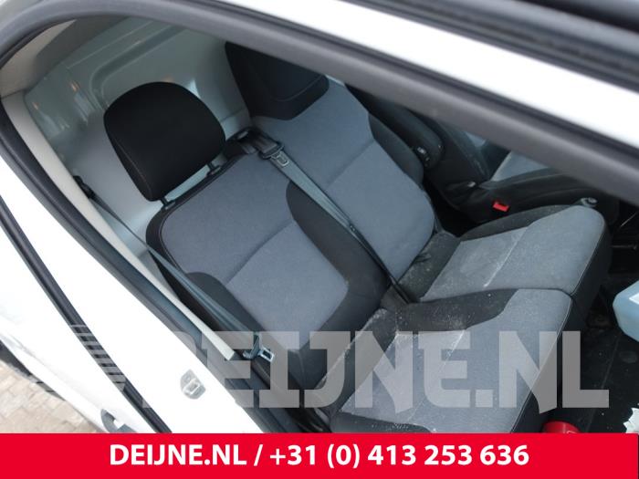 Opel Vivaro Bank rechts vorne O303541