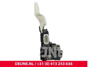Volkswagen Caddy Door lock mechanism 2-door, left O303870 photo 3