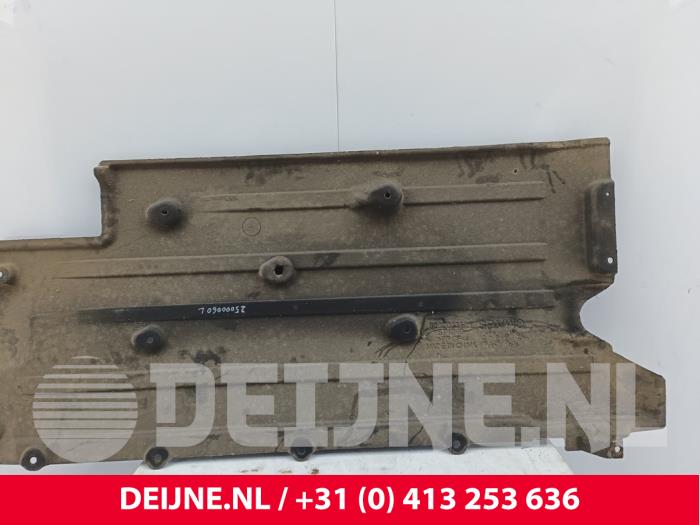 Lynk & Co 01 Beschermplaat bodem O304074