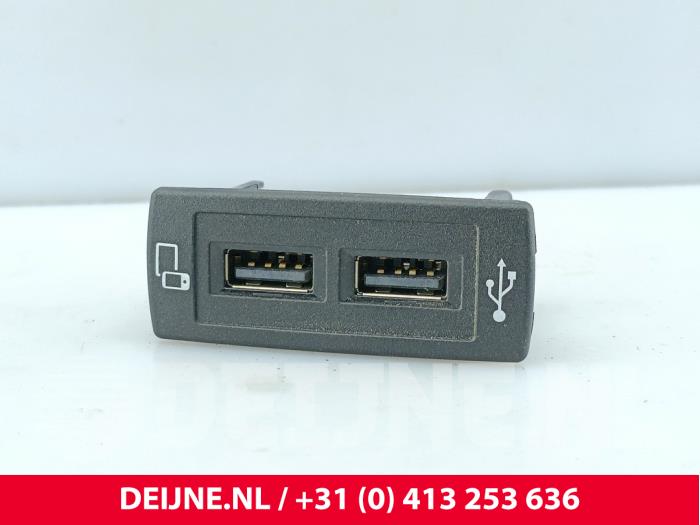 Mercedes Vito AUX / USB-Anschluss O304625