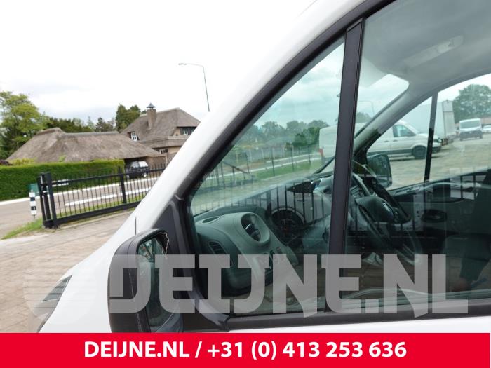 Renault Trafic Driehoeks Ruit links-voor O305199