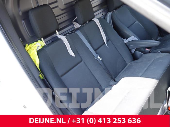 Mercedes Sprinter Bank rechts vorne O305310