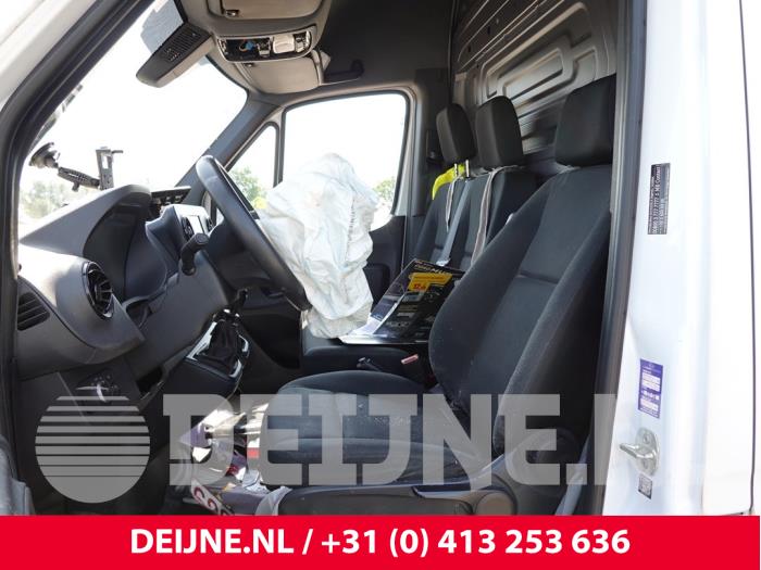 Mercedes Sprinter Sitz links O305376