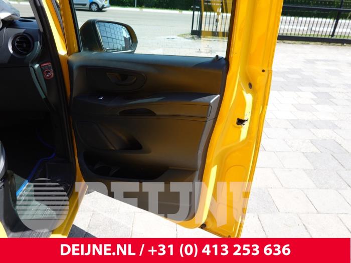 Mercedes Vito Türverkleidung 2-türig rechts O305731