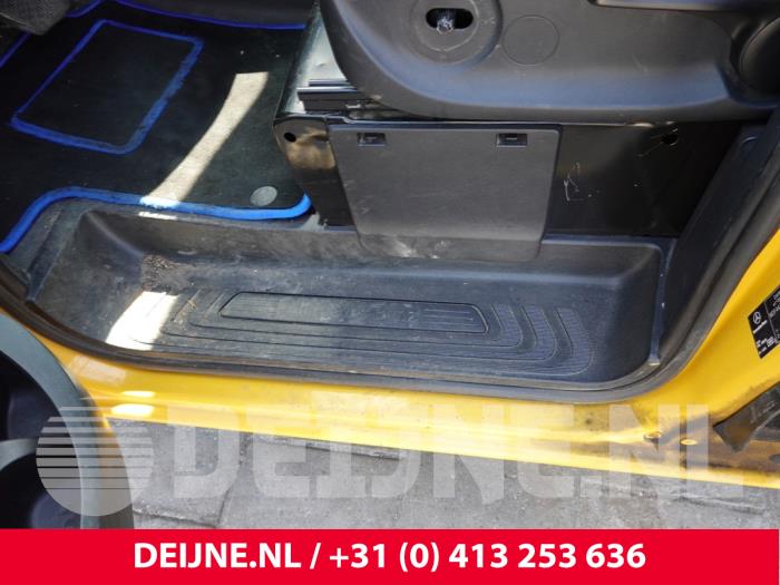 Mercedes Vito Voorinstap links O305796