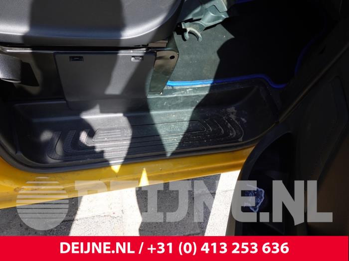 Mercedes Vito Voorinstap rechts O305797