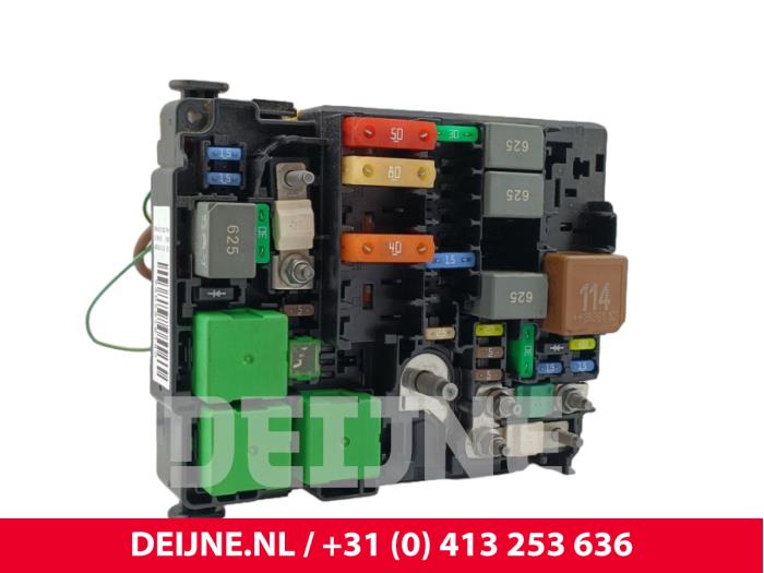 Peugeot Expert Fuse box O305902
