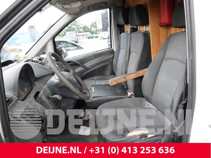 Mercedes Vito Stoel links O306362