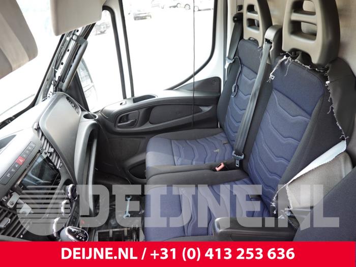 Iveco New Daily Bank rechts-voor O306758