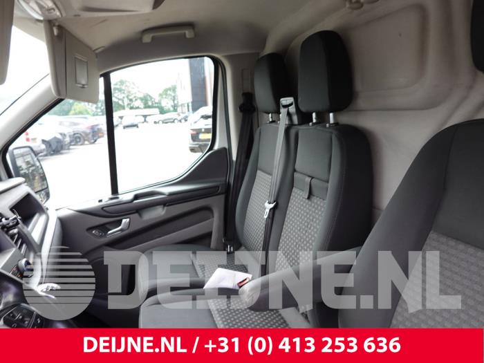 Ford Transit Custom Bank rechts vorne O307560