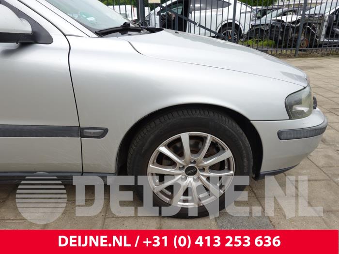 Volvo V70 Kotflügel rechts vorne O309124