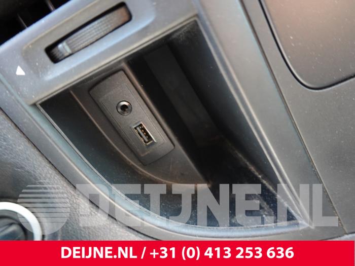 Mercedes Vito AUX/USB aansluiting O309836