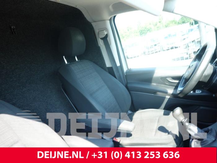 Mercedes Vito Stoel links O309908