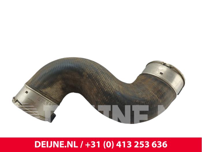 Gebruikte Intercooler Slang Mercedes Sprinter 3,5t (907.6/910.6) 314 CDI 2.1 D RWD Prijs € 30,25 Inclusief btw aangeboden door van Deijne Onderdelen Uden B.V.