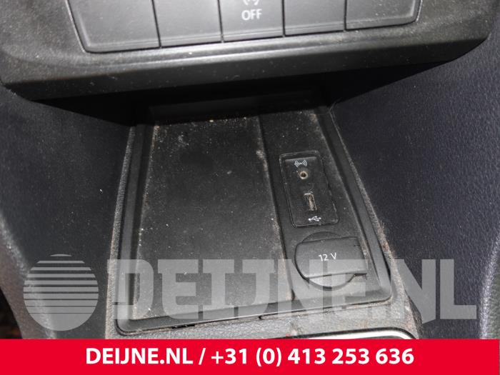 Volkswagen Caddy AUX/USB aansluiting O310349