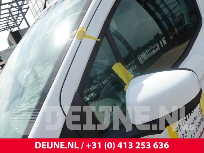 Ford Transit Courier Driehoeks Ruit links-voor O310589