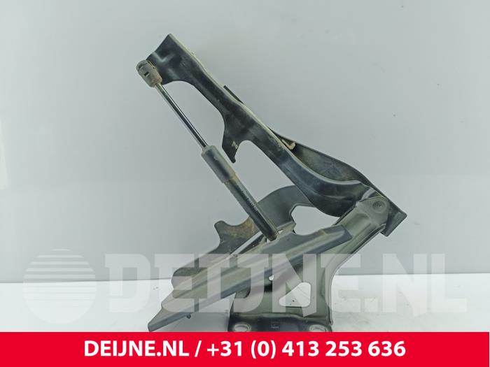 Lynk & Co 01 Bonnet Hinge O310686