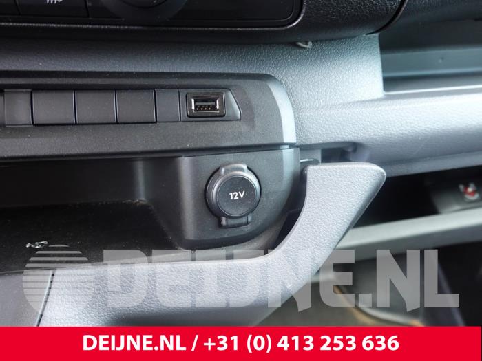 Peugeot Expert 12-Volt-Anschluss O310910