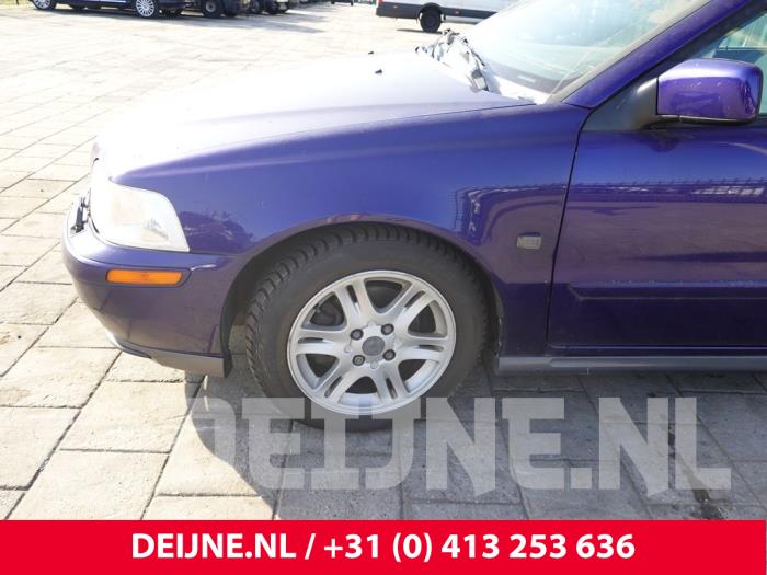 Volvo V40 Kotflügel links vorne O311240
