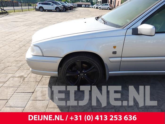 Volvo V70 Kotflügel links vorne O312572